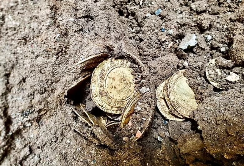 Usa il Metal Detector in casa e trova monete d’oro per 290.000 euro