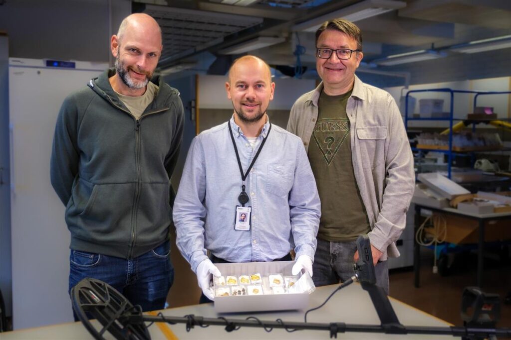 Pensionato con Metal Detector trova tesoro d'oro millenario nei campi 2 arhundrets gullfunn i rogaland pressekonferanse web