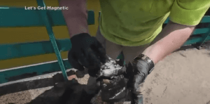 Coppia trova cassaforte con $50.000 durante magnet fishing a New York