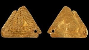 In Inghilterra ritrovata placca anglosassone d’oro con il metal detector