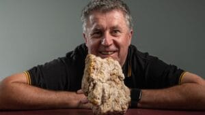 A spasso con il metal detector, trova oro da 240.000$ nella Golden Triangle australiana