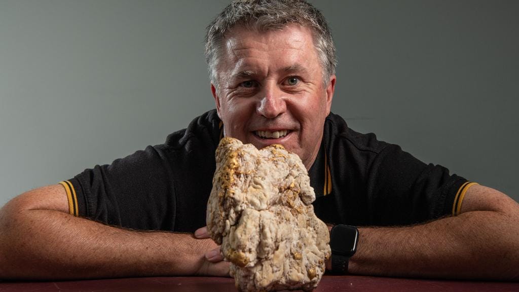 A spasso con il metal detector, trova oro da 240.000$ nella Golden Triangle australiana