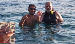 Perde la fede nuziale in mare, ritrovata con il metal detector