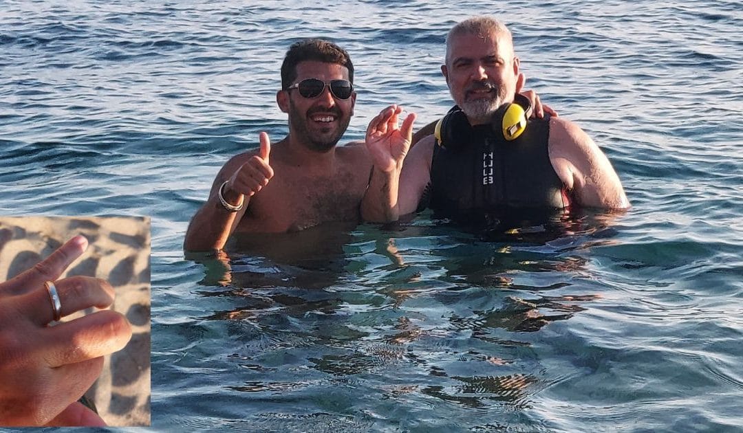 Perde la fede nuziale in mare, ritrovata con il metal detector