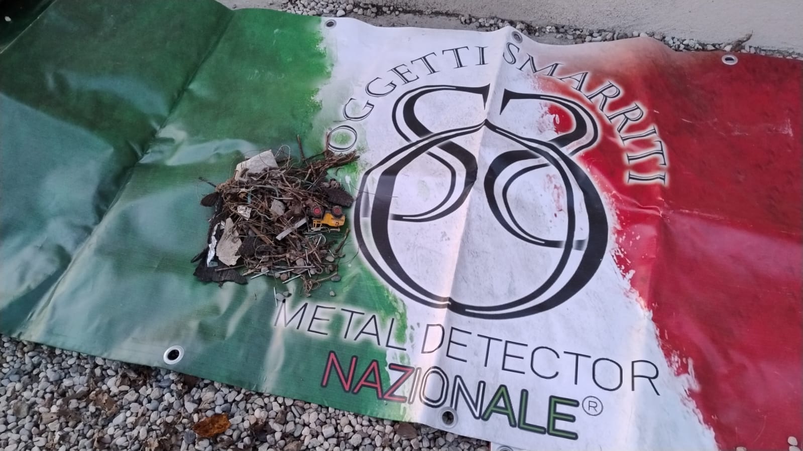 Volta Mantovana: il metal detector bonifica il cortile delle scuole elementari