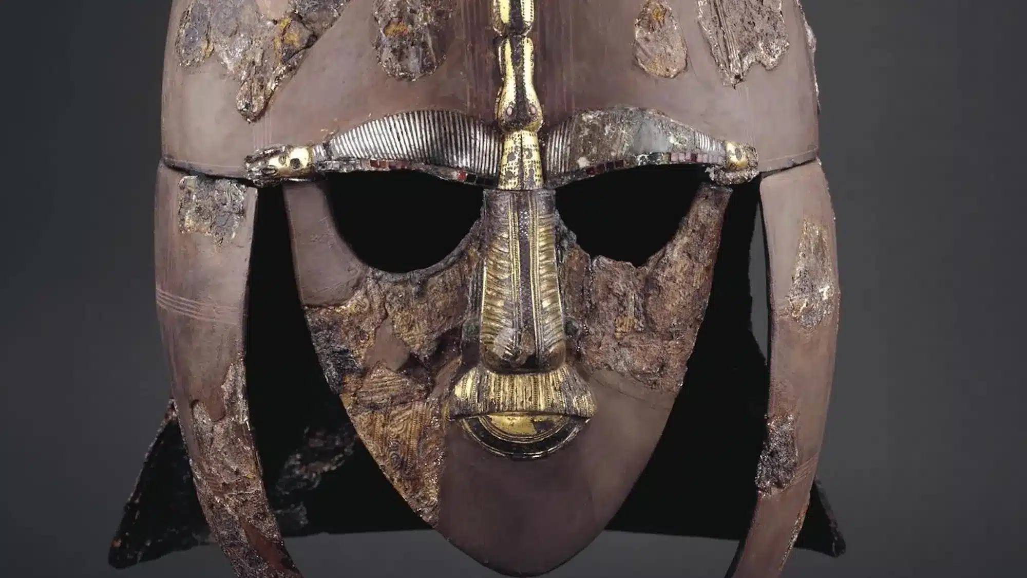 Scoperta con Metal Detector potrebbe riscrivere la storia dell’Elmo di Sutton Hoo