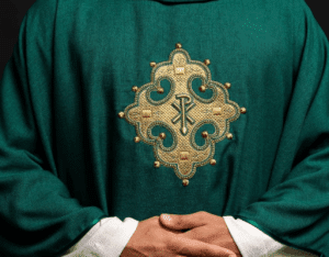 Etichetta nell’indossare la Cotta da Ministrante: regole e buone pratiche