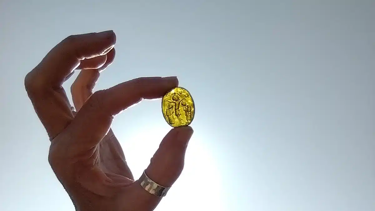 A Sizewell spunta un rarissimo cammeo bizantino: rappresenta la Crocifissione di Cristo