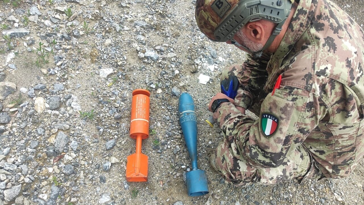 Pisa, trovate bombe d’aereo in soffitta durante lavori: disinnescate dagli artificieri