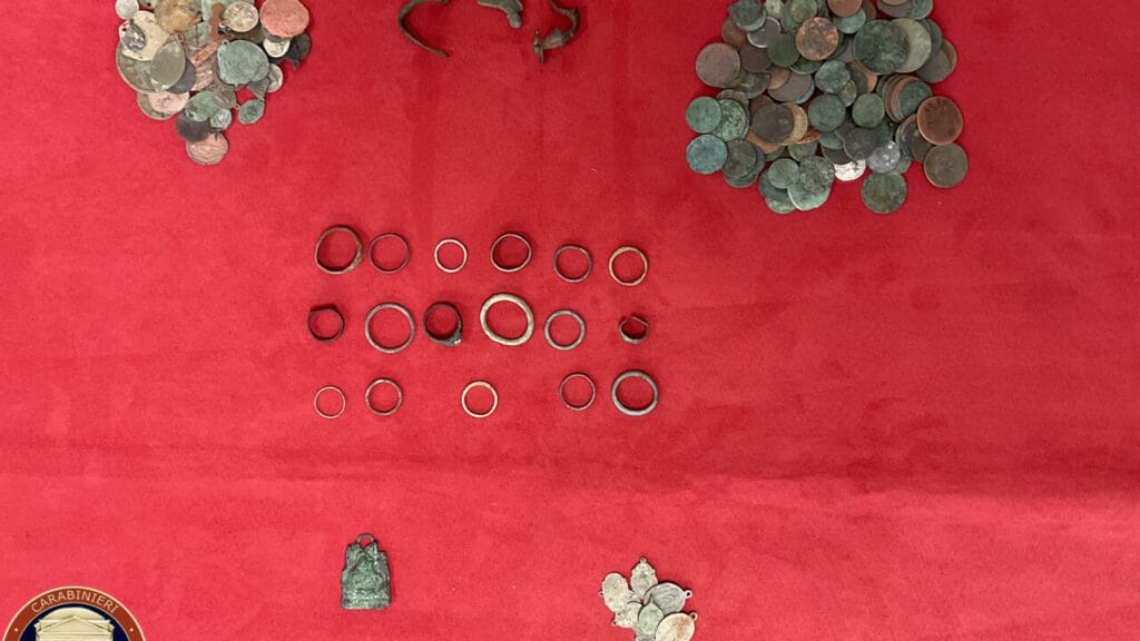 Friuli, 70enne sorpreso con metal detector in un sito archeologico: sequestrati oltre 200 reperti romani 1 refurtiva