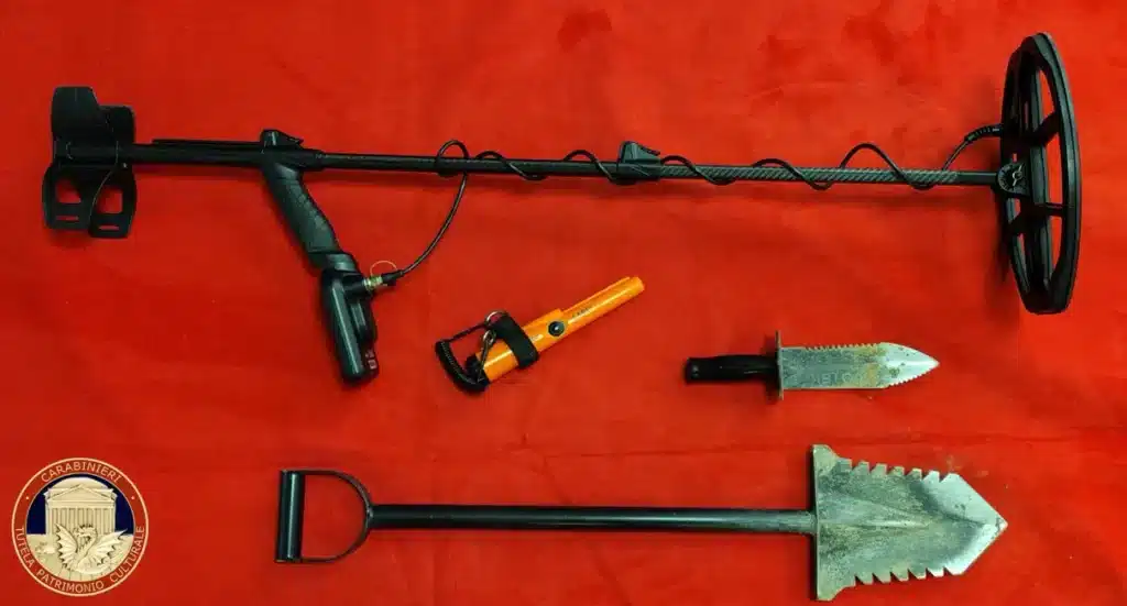 Friuli, 70enne sorpreso con metal detector in un sito archeologico: sequestrati oltre 200 reperti romani 2 Sequesto metal detector