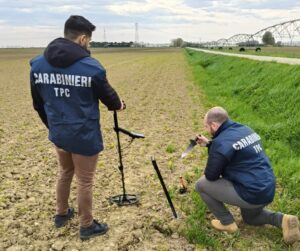 Friuli, 70enne sorpreso con metal detector in un sito archeologico: sequestrati oltre 200 reperti romani