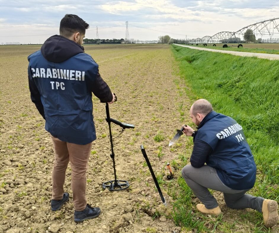 Friuli, 70enne sorpreso con metal detector in un sito archeologico: sequestrati oltre 200 reperti romani