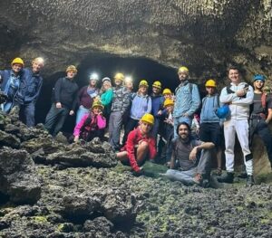 Etna, trekking alla Grotta dei Lamponi: paesaggi lunari e natura selvaggia il 25 aprile