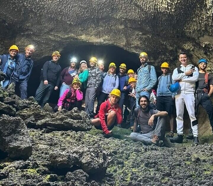 Etna, trekking alla Grotta dei Lamponi: paesaggi lunari e natura selvaggia il 25 aprile