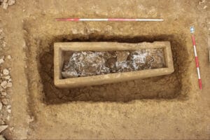 Scoperto un sarcofago romano durante i lavori stradali: rivelato un antico cimitero di famiglia