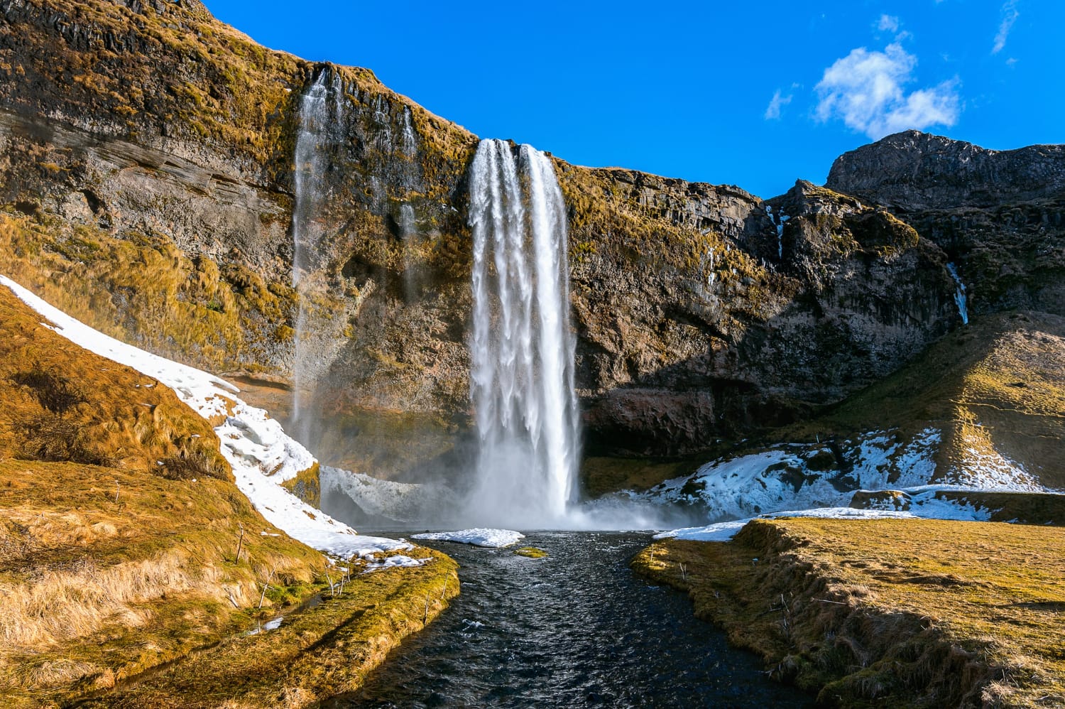 Seljalandsfoss: la cascata iconica dell’Islanda e le sue meraviglie