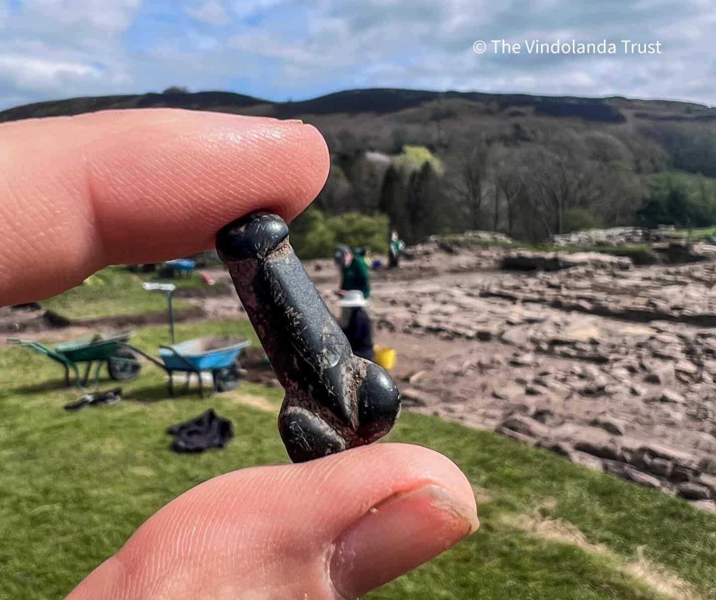 Vindolanda, sensazionale ritrovamento: un amuleto fallico racconta la vita quotidiana dei soldati romani