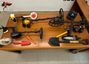 Campi Flegrei, scavi illegali col metal detector: fermata banda in piena azione