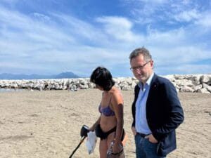 Napoli, cittadini in prima linea: volontari ripuliscono Mappatella Beach con metal detector